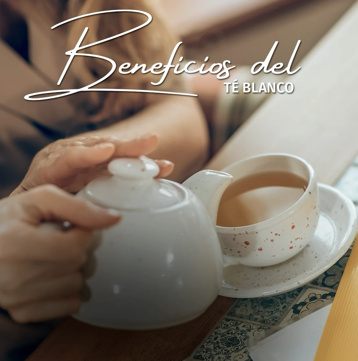 Persona sirviendo té blanco en una taza junto al texto Beneficios del té blanco