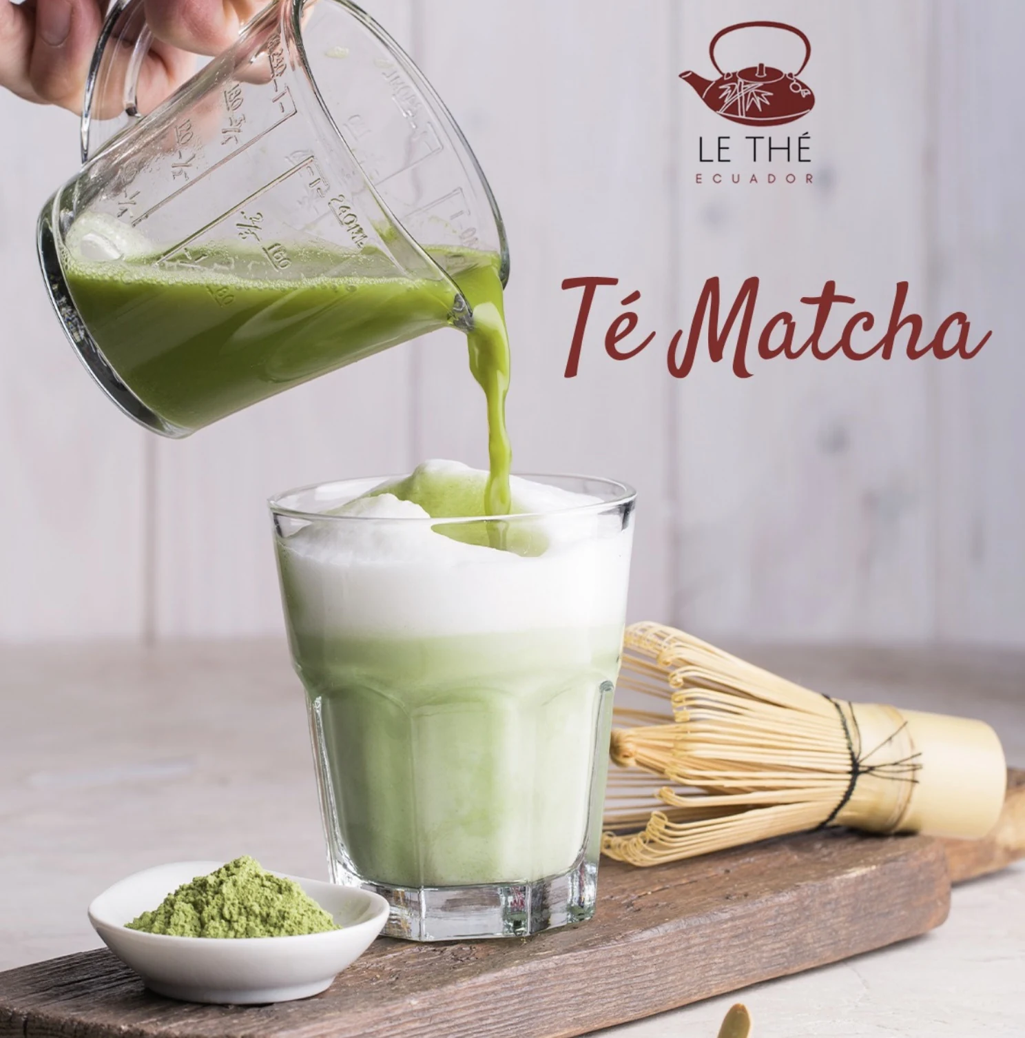 Matcha verde vertiéndose sobre leche en un vaso