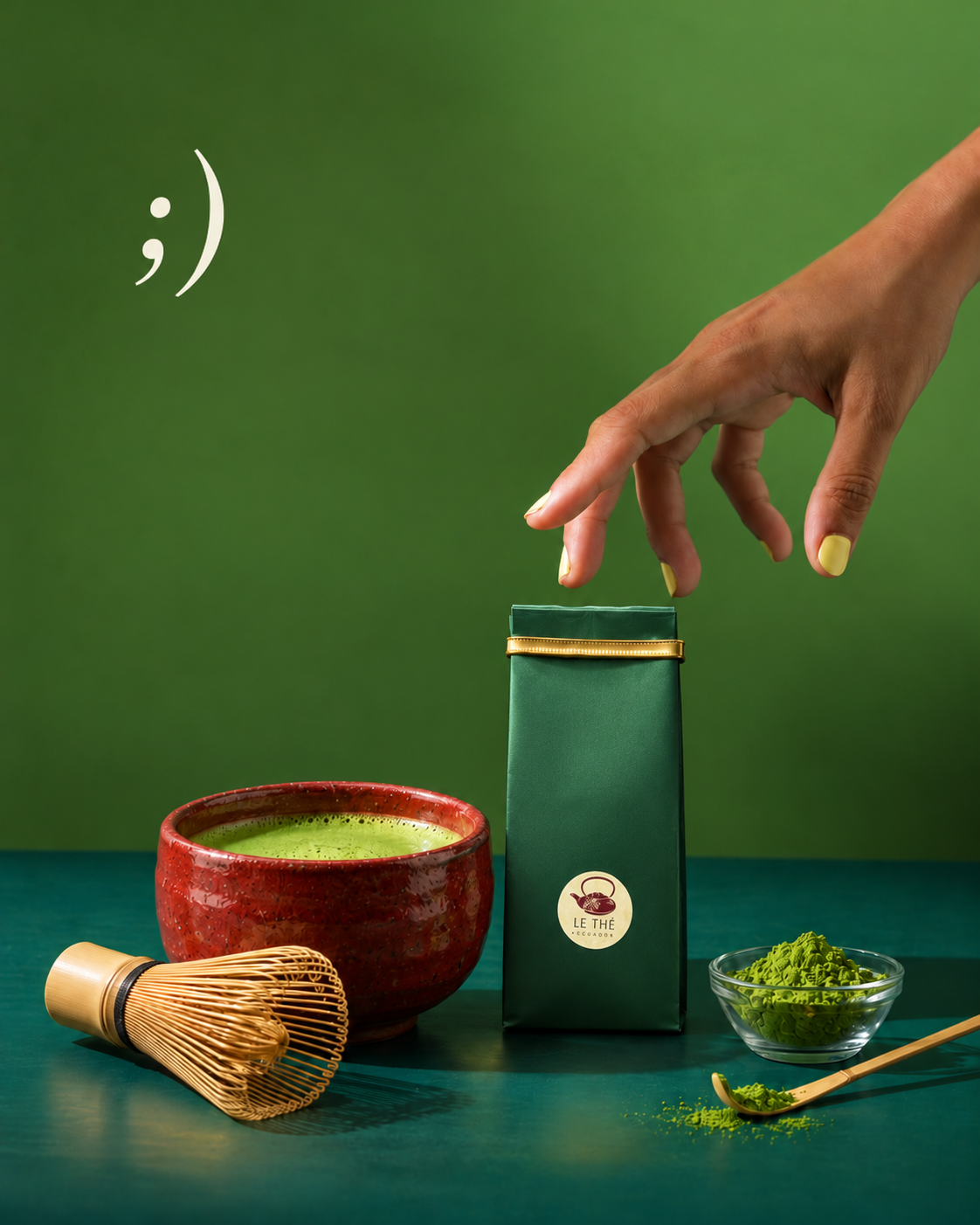 Empaque de Wabi Matcha con un tazón de matcha, batidor de bambú y polvo de matcha